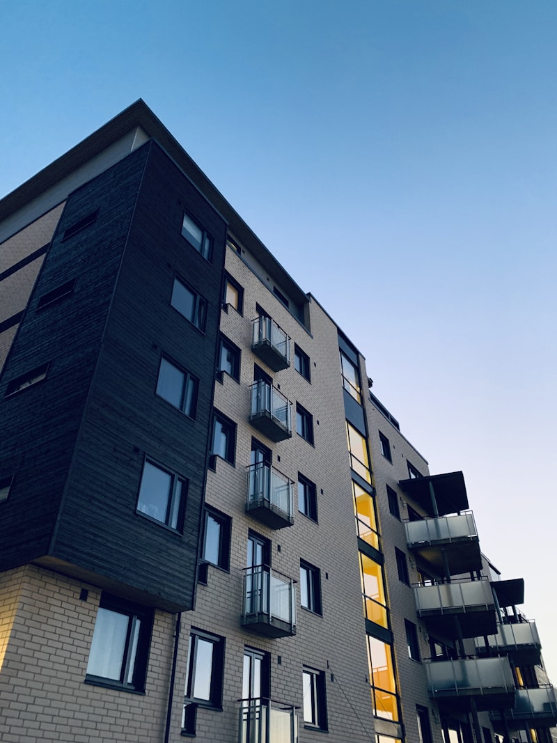 Edificio de condominios al atardecer